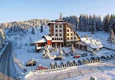 Почивка в Пампорово: Хотелски комплекс с вътрешен басейн и релакс зона