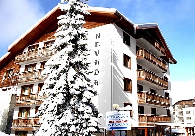 Почивка в Пампорово: Нощувка със закуска и вечеря в Апартаменти Невада до писта и лифт