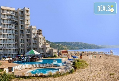 Почивка на първа линия в Хотел Елица 3*, к.к. Албена! 1 нощувка на база All Inclusive, външен басейн с мин. вода, 2 шезлонга и чадър на плажа, безплатно за 1 дете до 5.99 г.