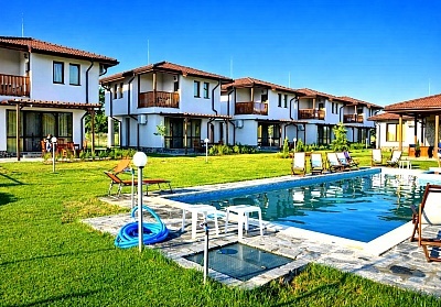 Почивка в Павел баня с нощувка за четирима и външен басейн в Комплекс Бендида Вилидж