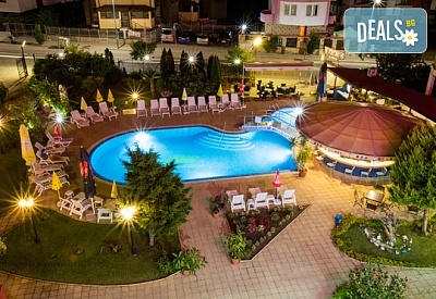 Почивка през лятото в хотел Съни 4*, Созопол! Нощувка със закуска, басейн, шезлонг и чадър, безплатно за дете до 1.99 г.