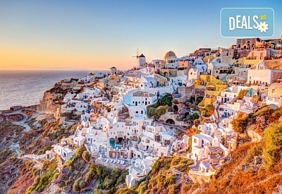 Почивка през септември на о. Санторини, Гърция! 4 нощувки със закуски в хотел 2/3*, транспорт, ферибот, панорамен тур и разходка до Ия