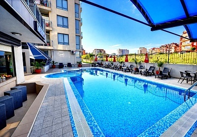 Почивка в Приморско: Басейн и безплатен паркинг от къща за гости АСК