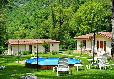 Почивка в Рила планина: Нощувка на човек в къща с басейн в комплекс Валдис