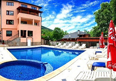 Почивка в Сандански: Семейни ваканции със закуски, обеди и вечери + минерален басейн