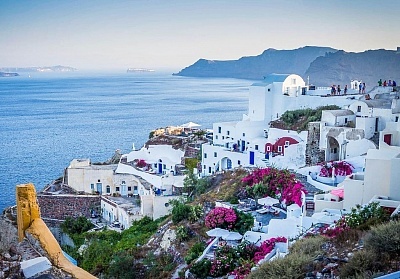 Почивка в Санторини: самолетен билет и 3 нощувки в Kamari Blue Boutique 3*