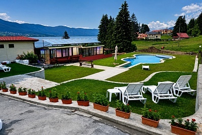 Почивка в Сърница: Вила за 4 възрастни и 4 деца, външен басейн