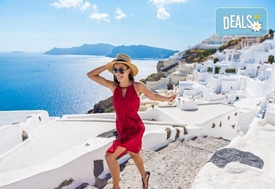 Почивка за Септемврийските празници на романтичния остров Санторини, Гърция! 6 нощувки със закуски в хотел 3*, транспорт и посещение на Атина!