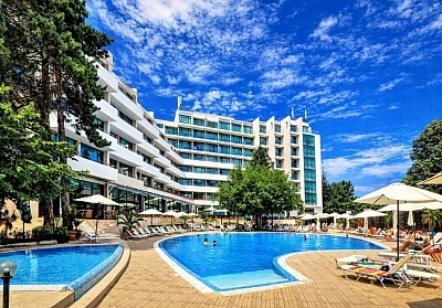 Почивка в Златни пясъци: All Inclusive, външен басейн и частен плаж от хотел Мирабел****