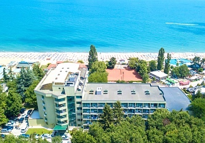  Почивка в Златни пясъци на 30м. от плажа! Нощувка на човек на база All Inclusive + басейн + чадър и шезлонг на плажа, плажен бар и анимация от хотел Палм Бийч 