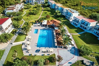 През Юни на Халкидики в Iris Hotel Siviri, закуска и вечеря с чадъри и шезлонги на басейна