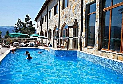 ПРЕЗ ЮНИ и ЮЛИ във ВЕЛИНГРАД, SPA CLUB BOR 4*: 1 нощувкa със Закускa + външен и вътрешен минерален басейн само за 79 лв. ЗА ДВАМА + Дете до 6 г. БЕЗПЛАТНО