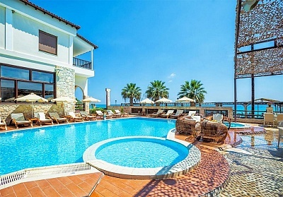 Ранни записвания за лято на ПЪРВА линия в Xenios Possidi Paradise Hotel****, Посиди, Гърция! Нощувка със закуска и вечеря на човек + басейн