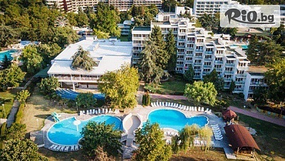 Ранни записвания за море на първа линия в Албена от 2 Юли до 18 Август! All Inclusive нощувка + басейн с минерална вода, 2 шезлонга и 1 чадър на плажа, от Хотел Сенди Бийч 4*
