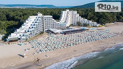 Ранни записвания за море на първа линия в Албена от 8 до 21 Юни! All Inclusive нощувка + басейн с мин. вода, 2 шезлонга и 1 чадър на плажа, от Хотел Славуна 4*