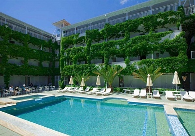 Ранни записвания в Olympic Kosmas Hotel***, Ханиоти, Гърция! Нощувка със закуска и вечеря за двама или трима + басейн