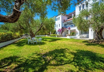 Ранни записвания на 100м. от плажа в Faros Apartments, Посиди, Гърция! 5+ нощувки на човек с възможност за закуски и вечери в студио