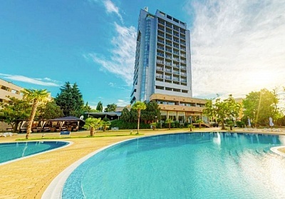 Ранни записвания на 200м. от плажа в Несебър! Нощувка на човек на база All Inclusive + два басейна в Хотел Каменец***