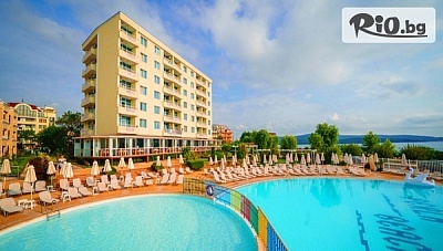 Ранни записвания за почивка на първа линия в Приморско! Нощувка на база All Inclusive + 3 външни басейна, чадъри и шезлонги и Безплатно настаняване на дете до 13.99г., от Хотел Перла Бийч I на 20м. от Северния плаж