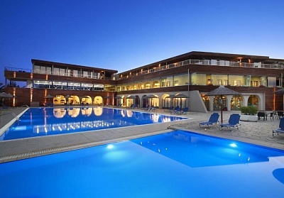 Ранни записвания през Май на първа линия в Blue Dolphin Hotel, Метаморфоси, Гърция! Нощувка на човек със закуска и вечеря + басейн. Дете до 11.99г. БЕЗПЛАТНО!