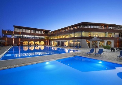  Ранни записвания през Май на първа линия в Blue Dolphin Hotel, Метаморфоси, Гърция! Нощувка на човек със закуска и вечеря + басейн. Дете до 11.99г. БЕЗПЛАТНО! 