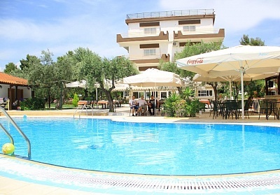 Ранни записвания за ТОП СЕЗОН на лято 2020 в Ситония, Гърция! Нощувка, закуска и вечеря на човек + басейн в хотел Olympic Bibis***, на 200м. от плажа 
