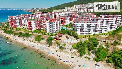 Ранни записвания за ТОП сезон на първа линия в Свети Влас! Нощувка за до шестима + басейн, детски басейн с водни атракции, чадър и шезлонг на басейна, от Панорама Форт Бийч