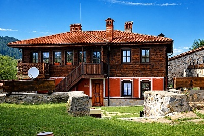 Red House в Копривщица: Автентична почивка със закуска за компания до 8 човека