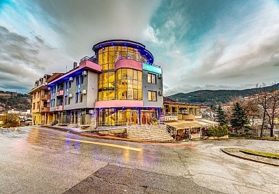 Релакс в Девин: Нощувка с изхранване и джакузи в семеен хотел