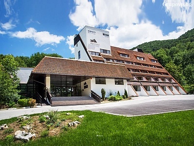 Релакс в Етрополе: Нощувка, закуска и вечеря и релакс зона в хотел Еверест