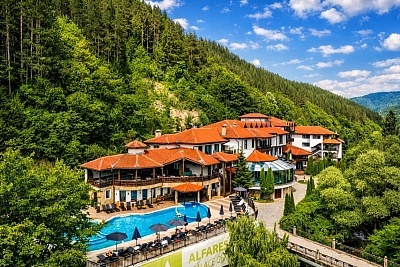 Релакс в Хотел Алфарезорт Палас, Чифлика: Нощувка за двама със закуска и вечеря