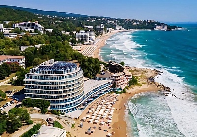 Релакс в Св. Св. Константин и Елена: Нощувка с термални басейни и СПА в хотел Сириус Бийч