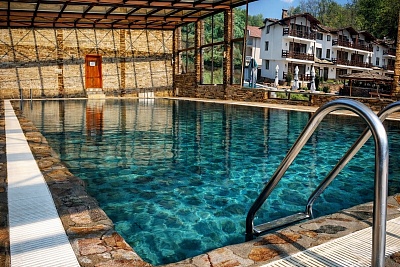 Релакс през март и април в Огняново: Закуска и минерален басейн в хотел Петрелийски