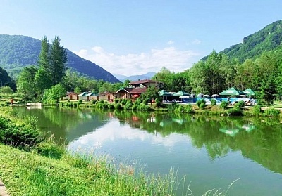 Релакс в Рибарица: Нощувка със закуска, спортен риболов и езда във Върбака