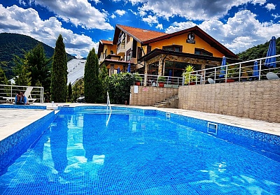 Релакс във Велинград с външен минерален басейн - Семеен хотел Ардо