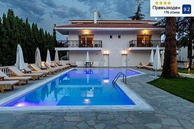 Релаксирайте в Blue Bay Hotel в Неа Ираклица, Гърция с включени закуски и вечери