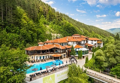 Релаксираща почивка в четиризвезден хотел Алфарезорт Палас, Чифлика с минерални басейни