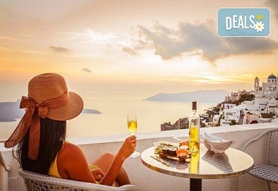 Романтични Септемврийски празници в Гърция! 3 нощувки със закуски на о. Санторини, 1 нощувка със закуска в Атина, транспорт и фериботни такси