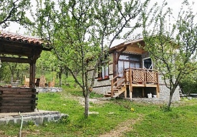 Самостоятелна къща за 4 човека в Сапарева баня с трапезария и широк двор с барбекю - вили Горски рай 