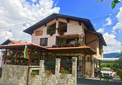 Сапарева баня: Нощувка с удобства от къща за гости Мурите