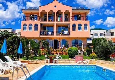 Септември в Свети Влас: Нощувка с басейн и паркинг в хотел Аркада