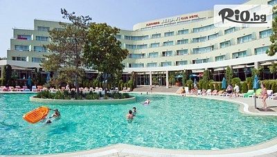 Септемврийска почивка на първа линия в Приморско! All Inclusive нощувка + дете до 11.99 г. БЕЗПЛАТНО + басейн и чадър и шезлонг на плажа, от Хотел Жерави Александрия Клуб 4*