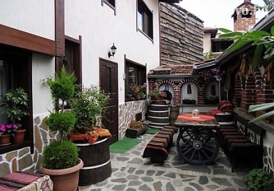 Ски почивка за двама в Банско с механа с камина и оборудвана кухня - къща Плевнята!