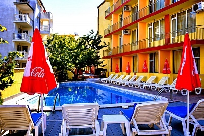 Слънчев бряг: Почивка в хотел Риор с включена закуска и басейн