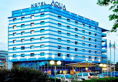  Уикенд в Бургас. 1, 2 или 3 нощувки на човек със закуски + уникален басейн, сауна, парна баня и джакузи в хотел Аква 