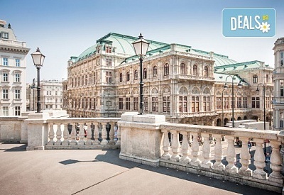 Уикенд екскурзия до аристократична Виена! 3 нощувки със закуски, самолетен билет, летищни такси и водач от София Тур!