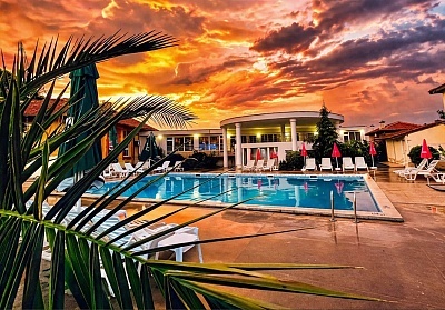 Ваканция в Комплекс Еверест, с. Червен с басейн и закуска, близо до Асеновград