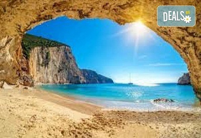 Ваканция на остров Лефкада, в хотел Sunrise Nikiana Lefkada! 5 нощувки, закуски и транспорт от Данна Холидейз
