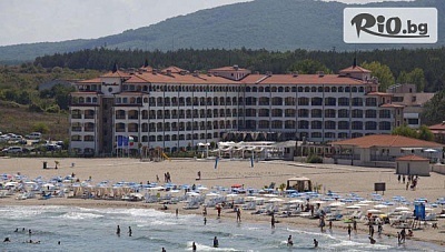 Вълшебно лято на първа линия в Царево: Нощувки и басейн в Aparthotel Regina Mare