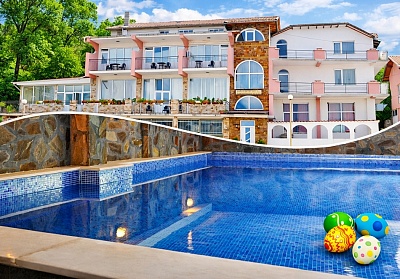 Великденска ваканция край Огняново: 3 нощувки, закуски и минерален басейн